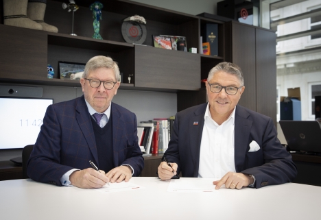 Sponsoring: Ross Brawn (l., Managing Director Motorsports der Formula 1) und Peter Baumann (r., Marketingleiter bei Liqui Moly) unterzeichnen den Dreijahresvertrag (Foto: Liqui Moly)
